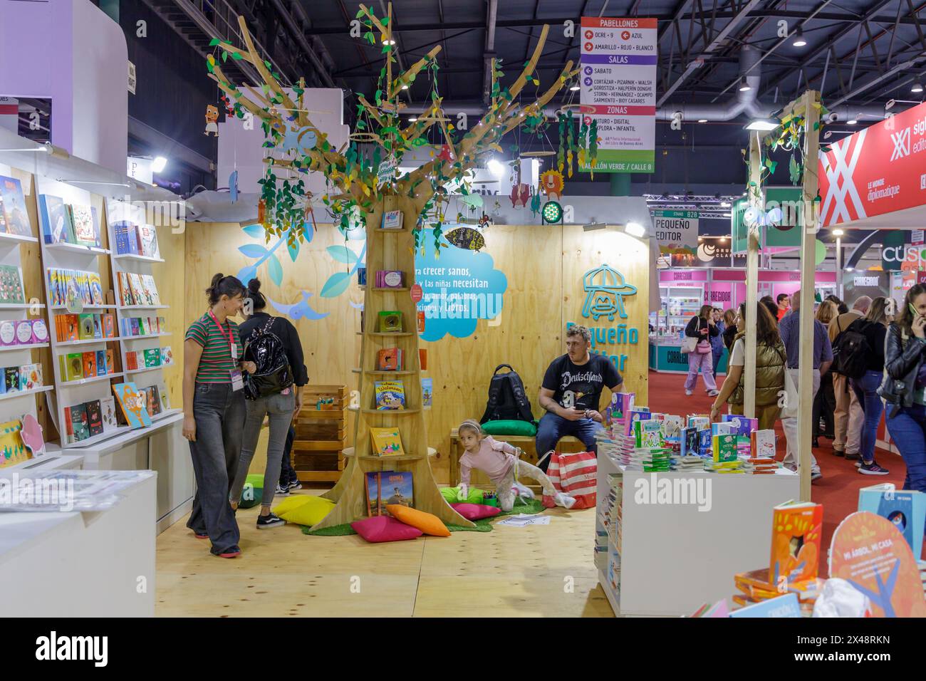 Buenos Aires, Argentinien; 26. April 2024: Stand mit Kinderbüchern auf der Buchmesse Buenos Aires. Stockfoto