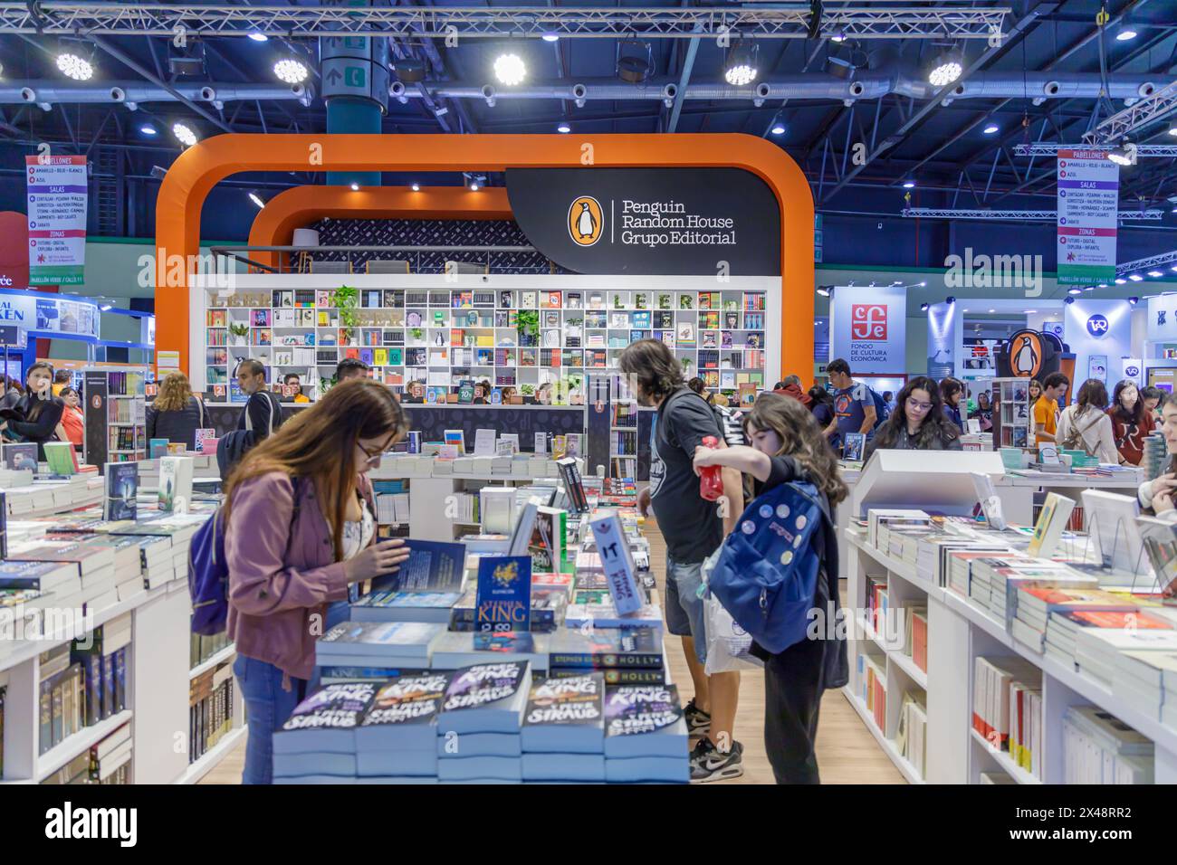 Buenos Aires, Argentinien; 26. April 2024: Leute, die Bücher im Penguin Random House suchen, stehen auf der Buchmesse in Buenos Aires. Stockfoto