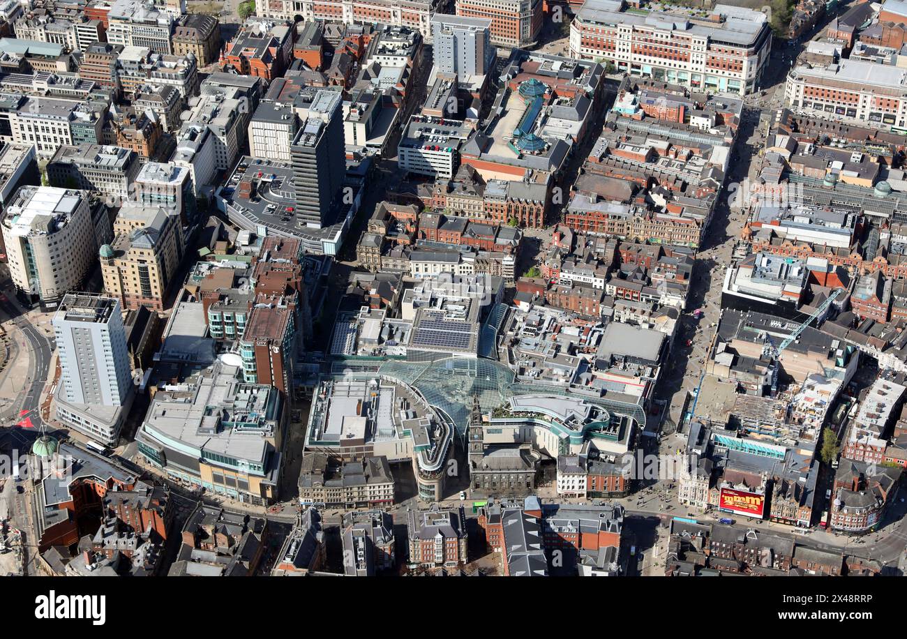 Aus der Vogelperspektive des Stadtzentrums von Leeds mit Blick nach Norden von der Boar Lane bis nach Eastgate und The Headrow, West Yorkshire, Großbritannien Stockfoto