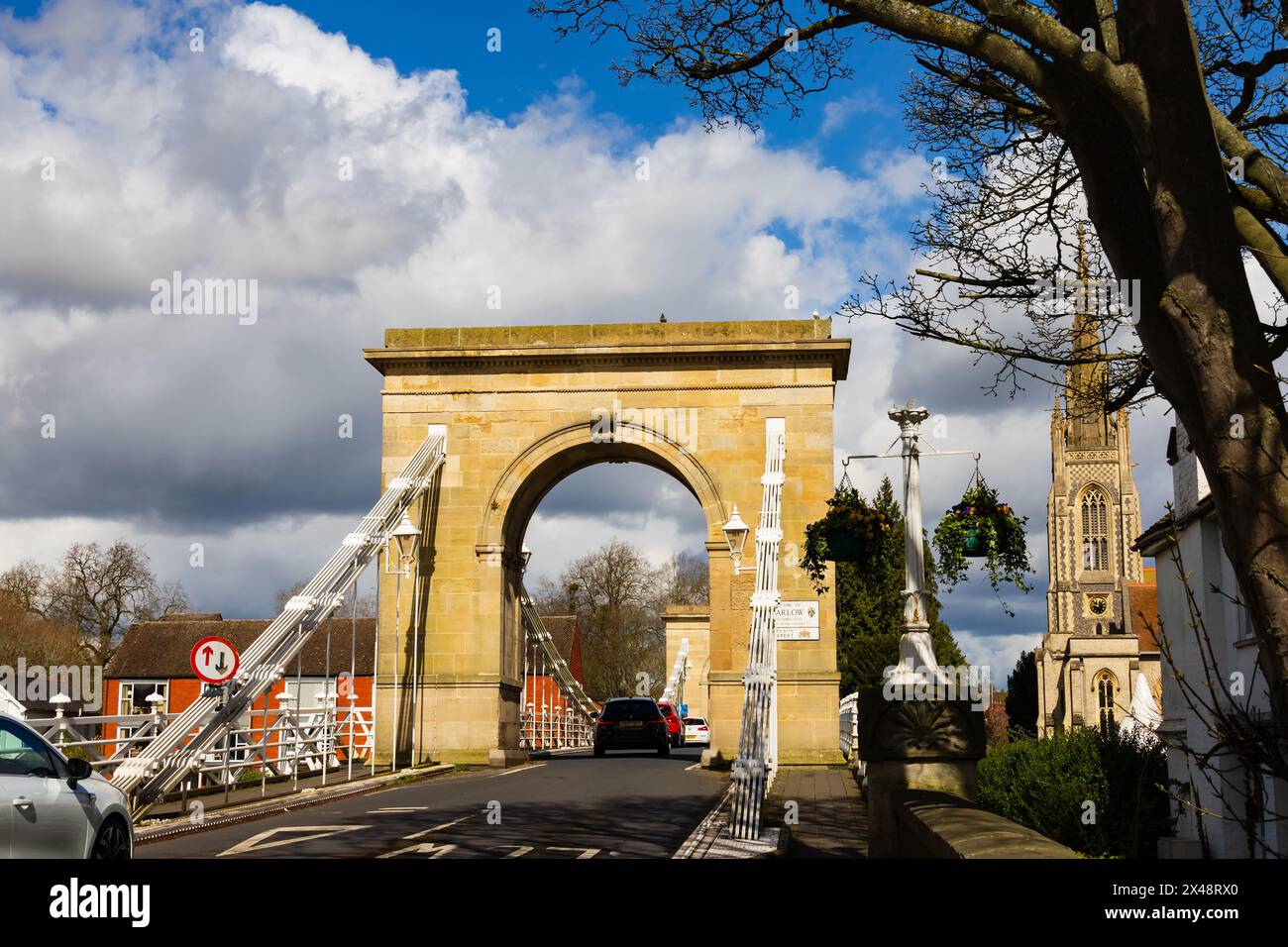 Kettenbrücke über die Themse mit All Saints Kirche. Marlow, an der Themse, Buckinghamshire, England Stockfoto