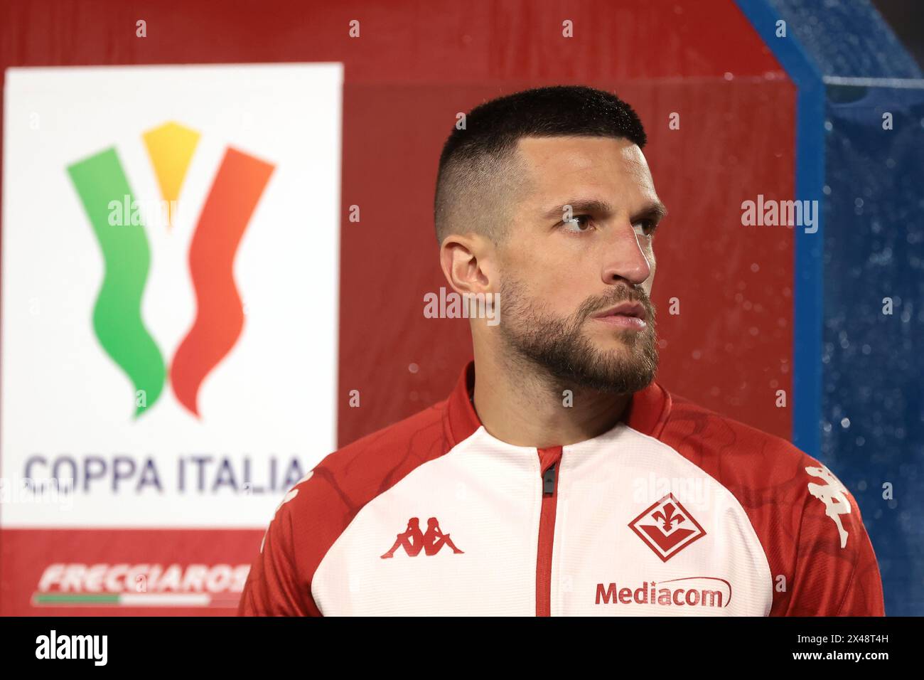 Bergamo, Italien, 24. April 2024. Cristiano Biraghi von ACF Fiorentina blickt auf die Besetzung vor dem Coppa Italia Halbfinale 2nd Leg Match im Gewiss Stadium in Bergamo. Der Bildnachweis sollte lauten: Jonathan Moscrop / Sportimage Stockfoto