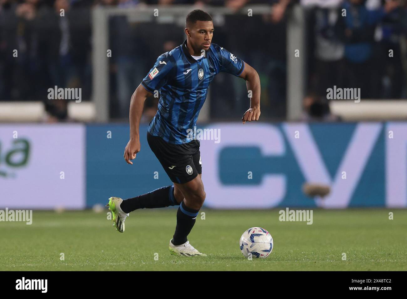 Bergamo, Italien. April 2024. Isak Hien von Atalanta während des Coppa Italia Halbfinales 2nd Leg Match im Gewiss Stadium, Bergamo. Der Bildnachweis sollte lauten: Jonathan Moscrop/Sportimage Credit: Sportimage Ltd/Alamy Live News Stockfoto