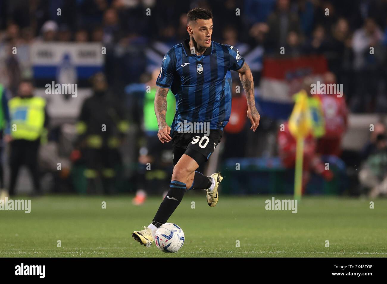 Bergamo, Italien. April 2024. Gianluca Scamacca aus Atalanta bricht mit dem Ball während des Coppa Italia Halbfinales 2nd Leg Match im Gewiss Stadium in Bergamo. Der Bildnachweis sollte lauten: Jonathan Moscrop/Sportimage Credit: Sportimage Ltd/Alamy Live News Stockfoto