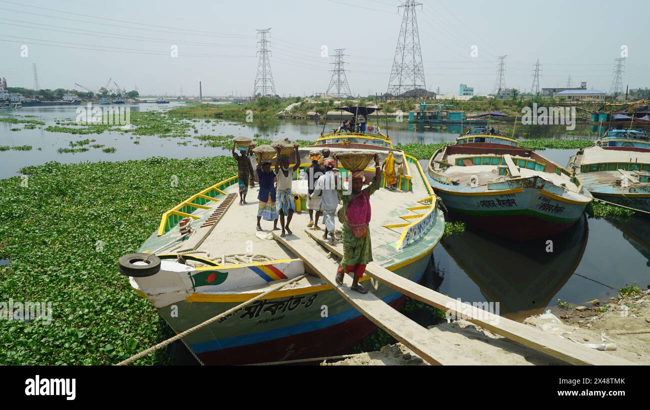 Dhaka. Mai 2024. Arbeiter entladen am 1. Mai 2024 Sand von einem Schiff an einem Flussufer in Dhaka, Bangladesch. Quelle: Xinhua/Alamy Live News Stockfoto