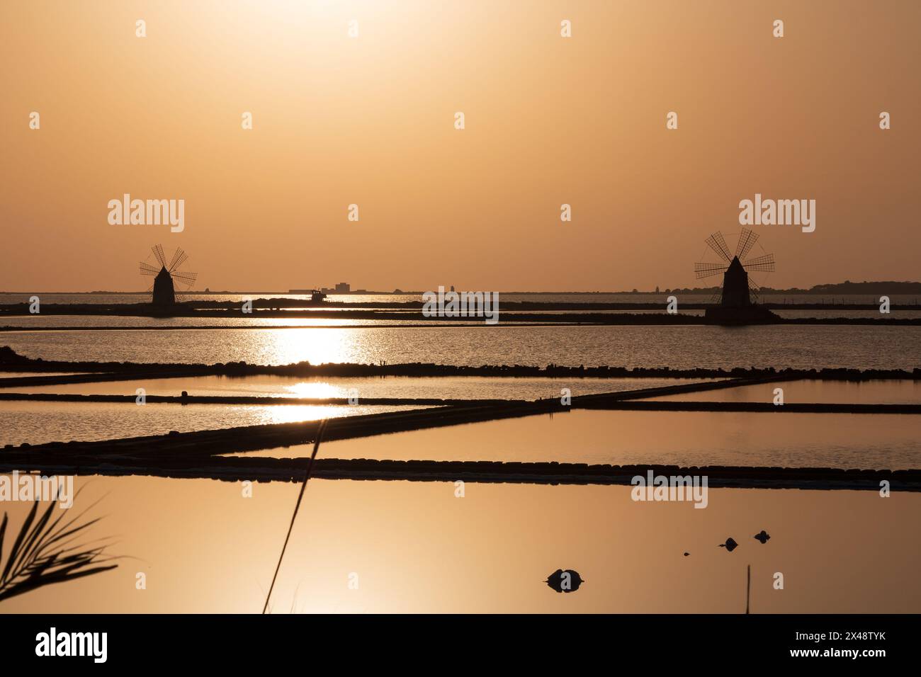 Wunderschöner Sonnenuntergang über den Salinen von Mozia mit den historischen Windmühlen Stockfoto