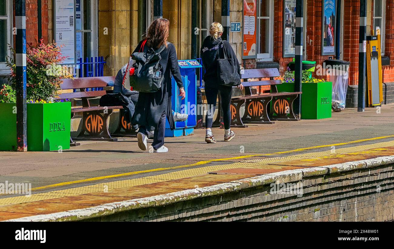 Fahrgäste auf Bahnsteiggleise british Rail Network Rail Station West midlands england uk Stockfoto