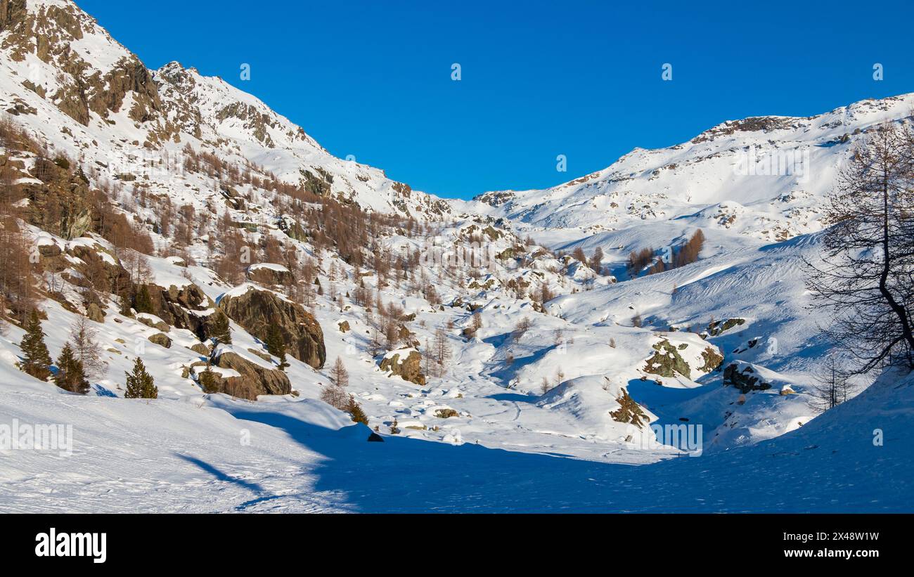 Schneebedeckte alpine Landschaft an einem schönen sonnigen Tag Stockfoto