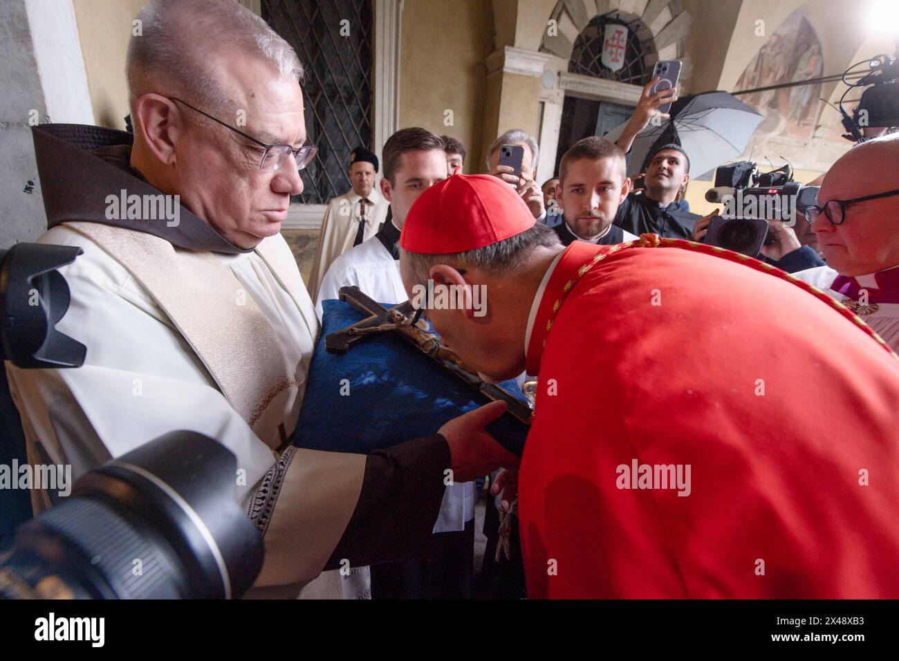 Rom, Italien. Mai 2024. **NO LIBRI** Italien, Rom, 2024.5.1.Kardinal Pierbattista Pizzaballa, O.F.M., Patriarch von Jerusalem der Latinen, nimmt den Titel Sant'Onofrio, Piazza Sant'Onofrio in Rom, Foto von VATIKANISCHEN MEDIEN /Katholische Presse Fotoausweis: Unabhängige Fotoagentur/Alamy Live News Stockfoto