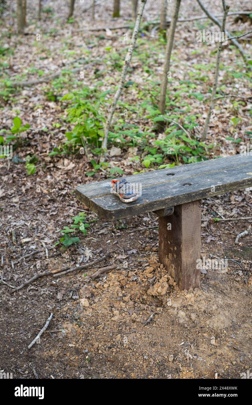 Verlorener Kinderschuh in einer Kurve in einem Landpark, Essex, Großbritannien Stockfoto