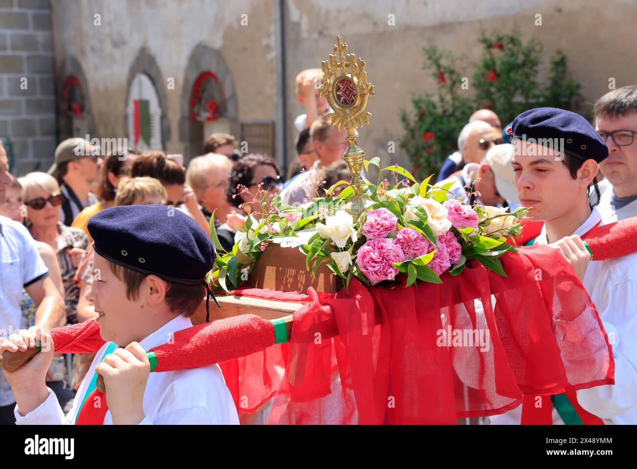 Le Dorat, Frankreich. Septenniale Äußerungen von Dorat, die die Reliquien des Heiligen Israel und des Heiligen Theobald feiern. Limousin-Äußerungen sind religiöse und Stockfoto