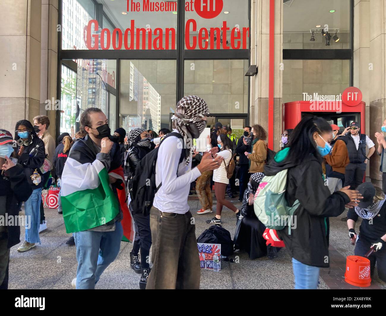 Schüler des Fashion Institute of Technology (FIT) und ihre Unterstützer versammeln sich am Donnerstag, den 25. April 2024, vor der Schule in New York nach Palästina. (© Frances M. Roberts) Stockfoto