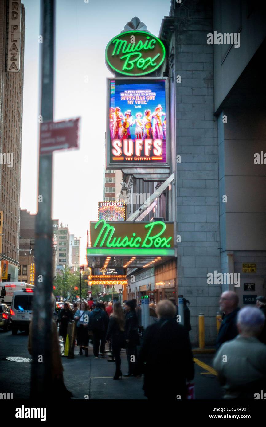 Theaterbesucher vor dem Music Box Theatre sehen das Musical „Suffs“ am Mittwoch, den 24. April 2024. (© Richard B. Levine) Stockfoto