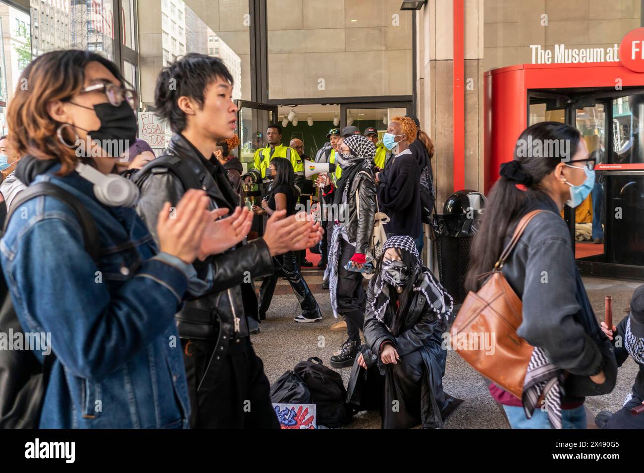 Schüler des Fashion Institute of Technology (FIT) und ihre Unterstützer versammeln sich am Donnerstag, den 25. April 2024, vor der Schule in New York nach Palästina. (© Richard B. Levine) Stockfoto