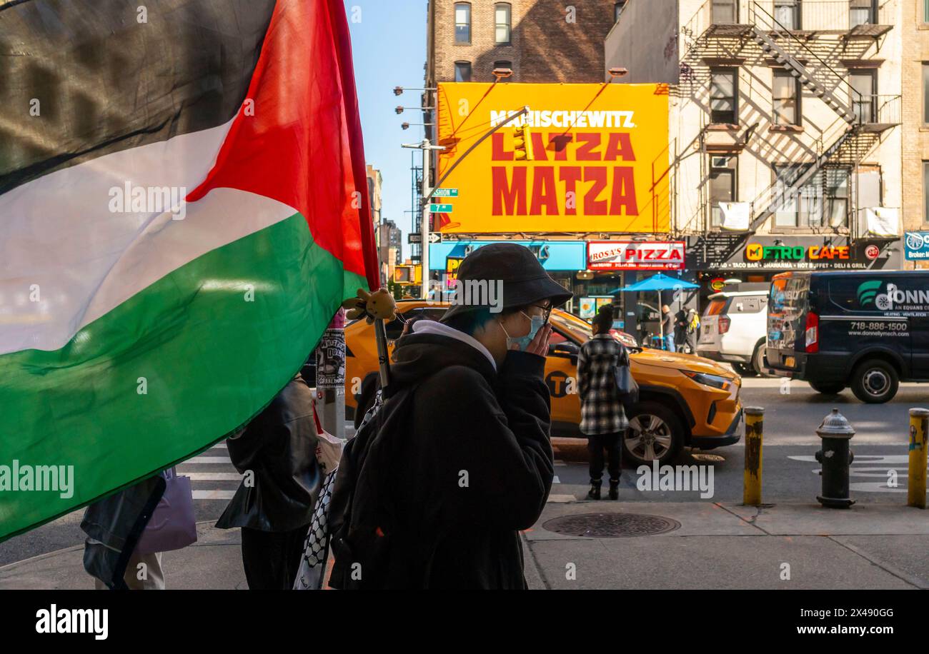 Schüler des Fashion Institute of Technology (FIT) und ihre Unterstützer versammeln sich am Donnerstag, den 25. April 2024, vor der Schule in New York nach Palästina. (© Richard B. Levine) Stockfoto