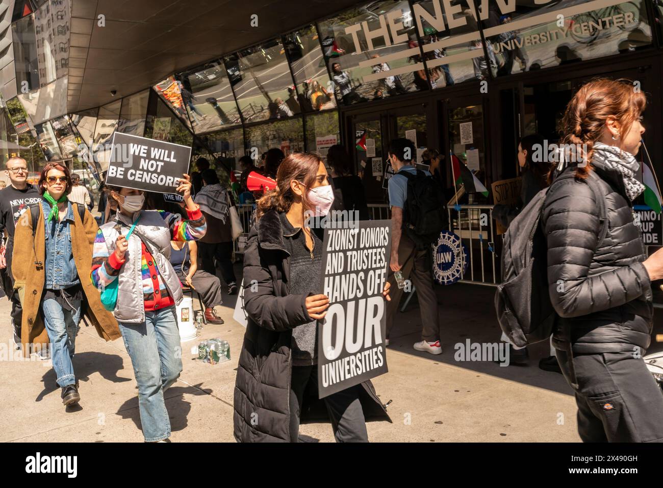 Schüler der New School und ihre Unterstützer versammeln sich am Donnerstag, den 25. April 2024, vor der Schule in New York nach Palästina. (© Richard B. Levine) Stockfoto