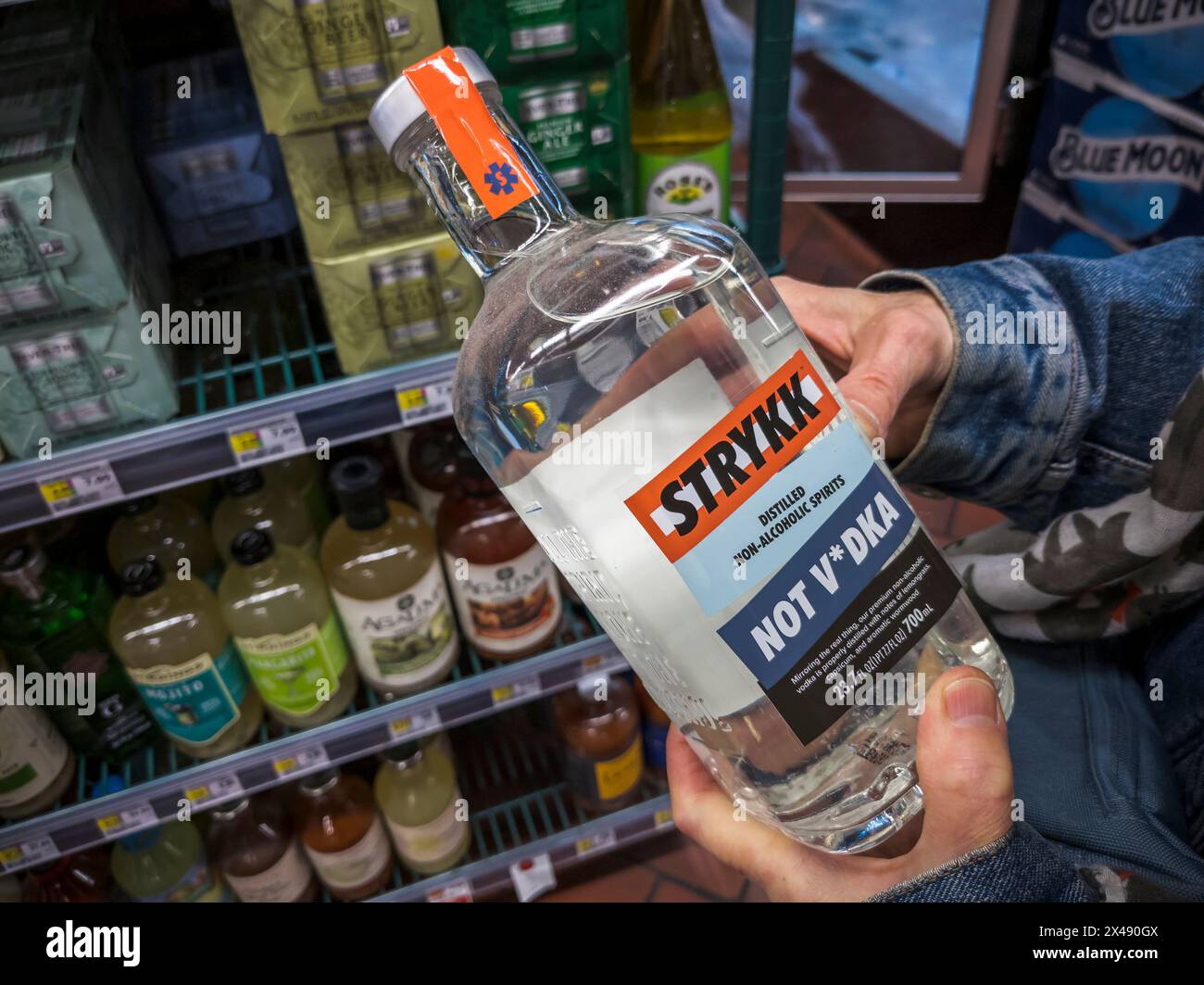 Strykk Marke alkoholfreier „Wodka“ in einem Supermarkt in New York am Donnerstag. April 2024. (© Richard B. Levine) Stockfoto