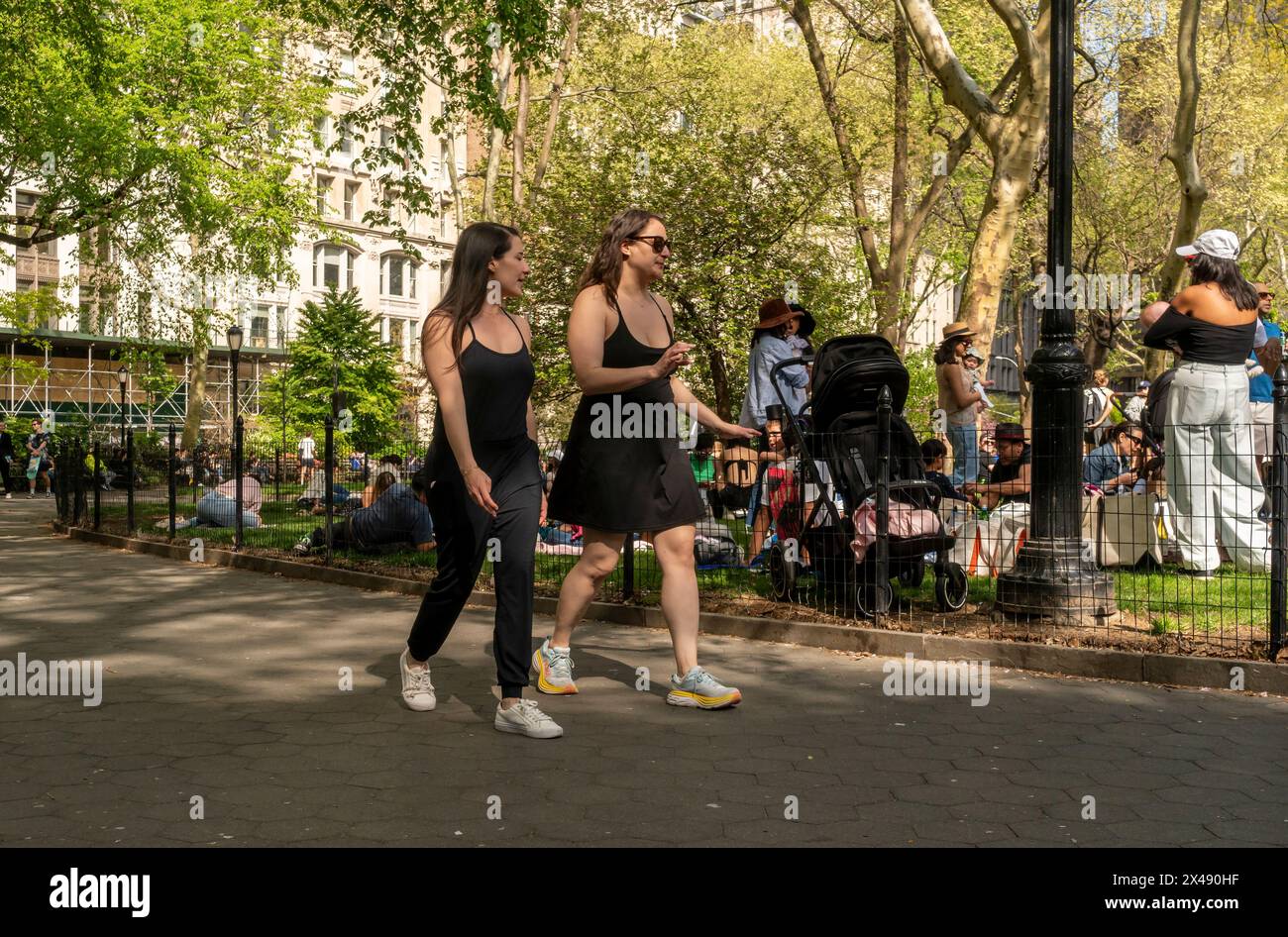 Die Menschen im Madison Square Park in New York nutzen das ungewöhnlich warme Wetter am Sonntag, den 28. April 2024. (© Richard B. Levine) Stockfoto