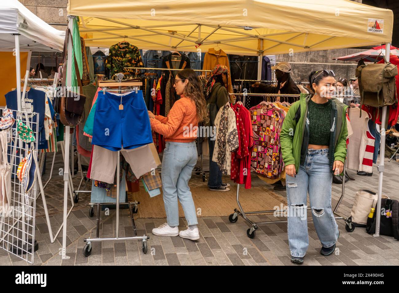 Am Samstag, den 27. April 2024, stöbern Käufer auf einem Flohmarkt in der Nachbarschaft Dumbo in Brooklyn in New York nach Second Hand Merchandise. (© Richard B. Levine) Stockfoto