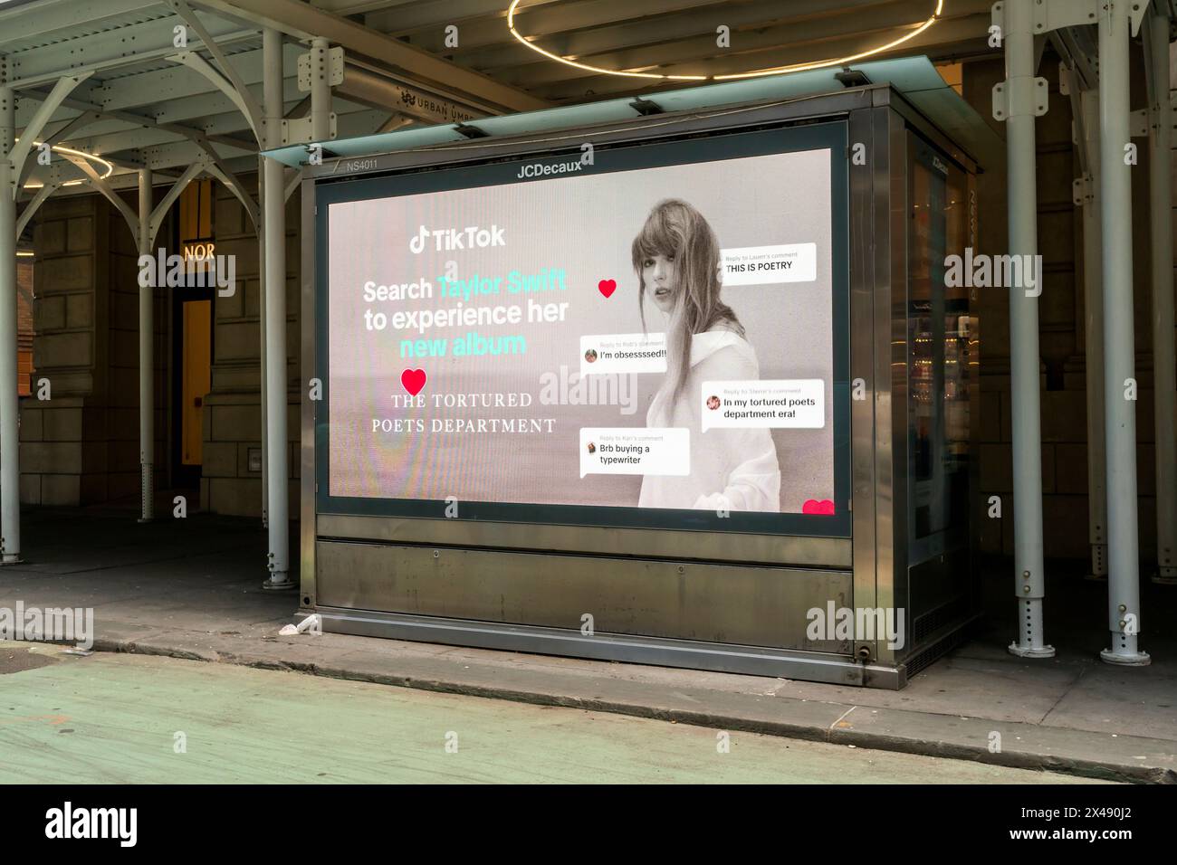 Werbung für die chinesische Videoplattform TikTok, die Taylor Swifts Album „The Foltured Poets Department“ am Sonntag, den 28. April 2024, in Midtown Manhattan in New York wirbt. TikTok, im Besitz von ByteDance, ist eine Plattform, auf der Benutzer kurze mobile Videos posten können. (© Richard B. Levine) Stockfoto