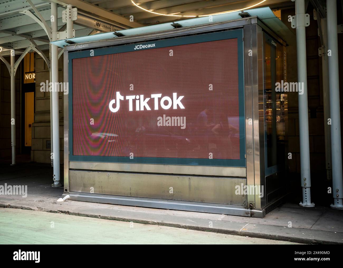 Werbung für die chinesische Videoplattform TikTok in Midtown Manhattan in New York am Sonntag, 28. April 2024. TikTok, im Besitz von ByteDance, ist eine Plattform, auf der Benutzer kurze mobile Videos posten können. (© Richard B. Levine) Stockfoto