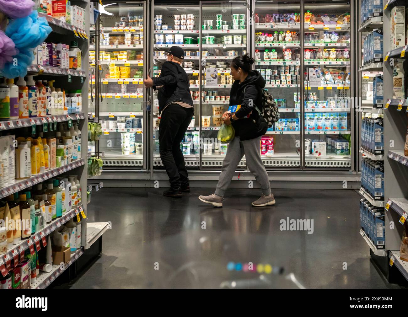 Einkaufen in einem Whole Foods Market Supermarkt in New York am Dienstag, den 30. April 2024. (© Richard B. Levine) Stockfoto