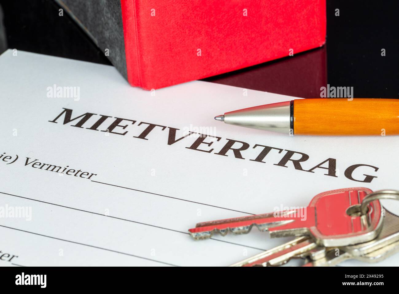 Symbolbild des Mietvertrags: Nahaufnahme eines Mietvertrags und Schlüssel für die Haustür Stockfoto