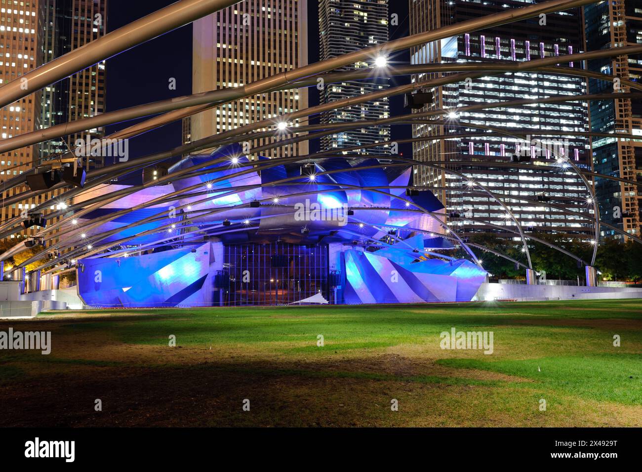 CHICAGO – 04. OKTOBER: Jay Pritzker Pavilion ein Amphitheater im Freien am 4. Oktober 2011 im Millennium Park, Chicago, Illinois. Entworfen von Frank O. GE Stockfoto