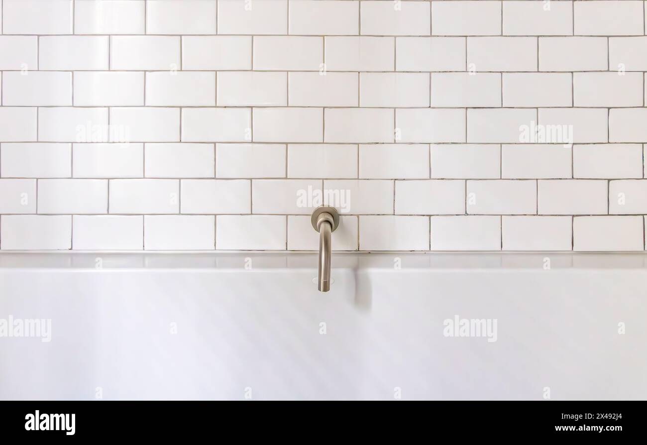 Detaillierte Abbildung einer weißen gefliesten Wand und einer weißen Badewanne Stockfoto