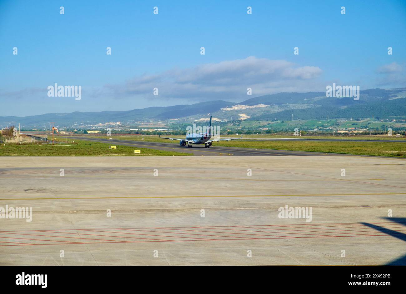 Italien, Sizilien, internationaler Flughafen Comiso; Flugzeug auf der Start- und Landebahn Stockfoto