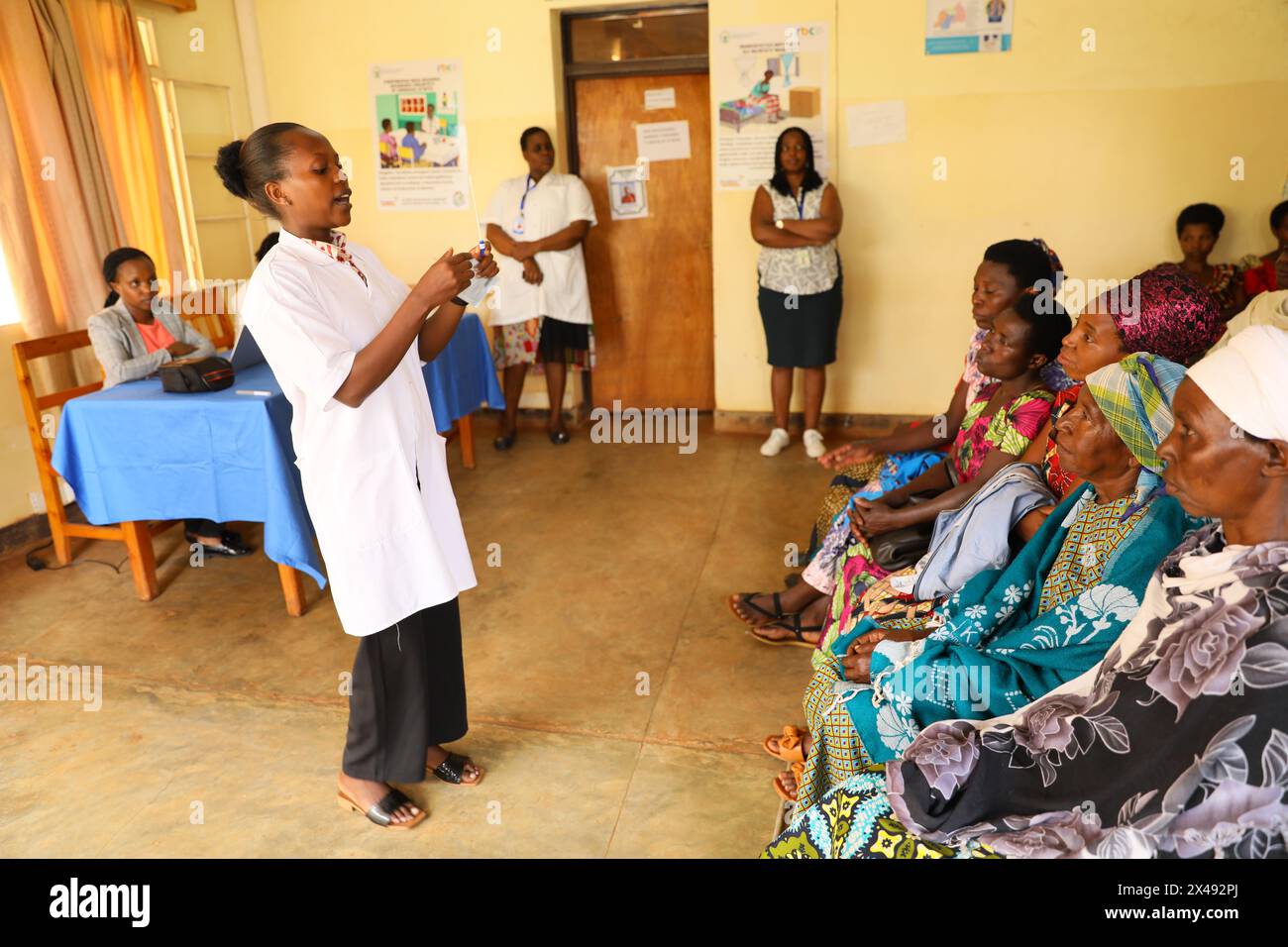 Kigali, Östliche Provinz. April 2024 30. Am 30. April 2024 erklärt ein medizinisches Fachpersonal die Untersuchung und Prävention von Gebärmutterhalskrebs im Remera Health Center im Remera-Sektor, Bezirk Ngoma, Ostprovinz, Ruanda. Das Genomics Institute-BGI Genomics, der weltweit führende Anbieter integrierter Lösungen für Präzisionsmedizin, hat in Zusammenarbeit mit dem Ruanda Biomedical Center am Dienstag im Remera Health Center ein Vorsorgeprogramm für Gebärmutterhalskrebs gestartet. Quelle: Ji Li/Xinhua/Alamy Live News Stockfoto