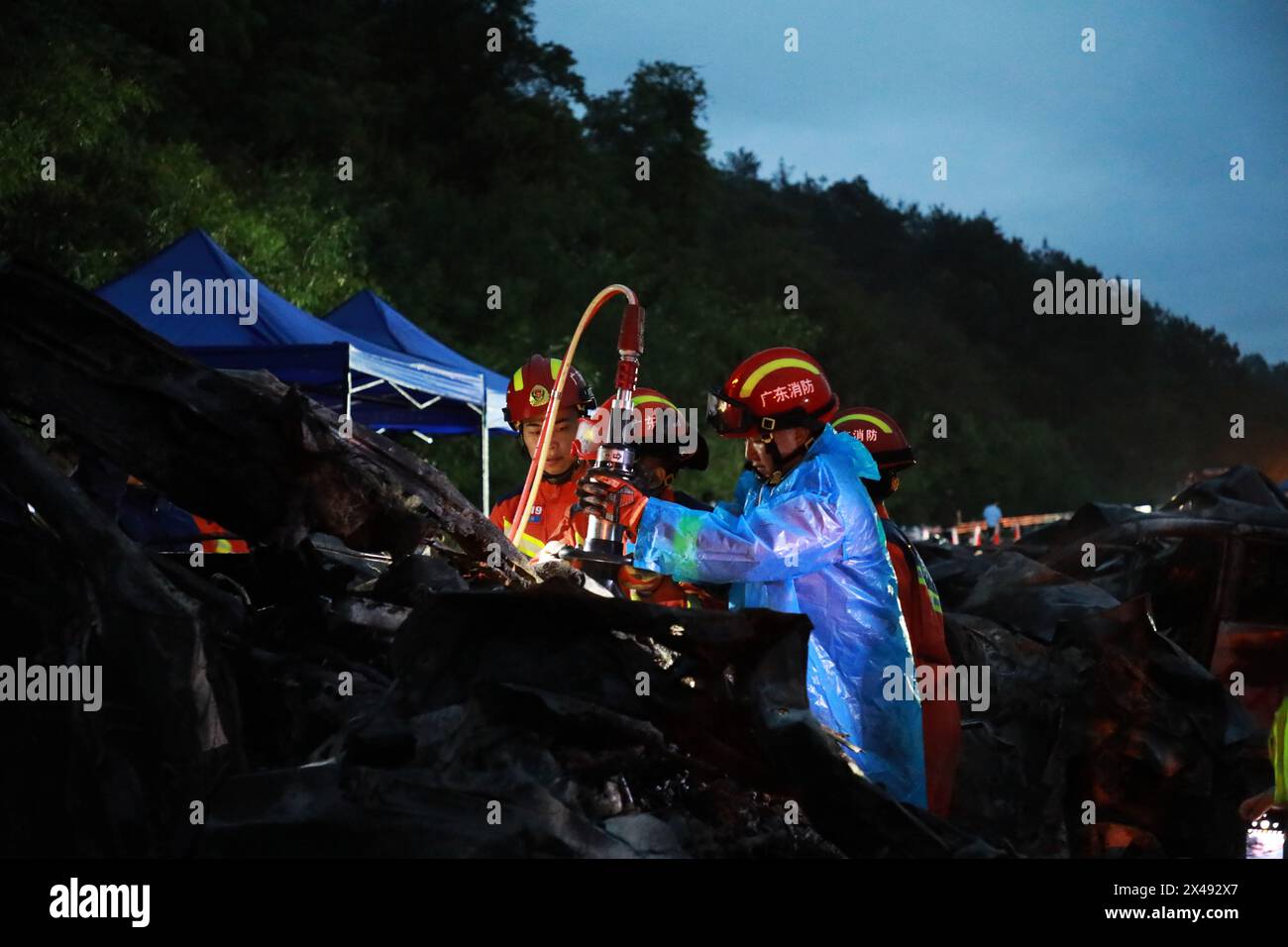 (240501) -- GUANGZHOU, 1. Mai 2024 (Xinhua) -- Rettungskräfte arbeiten an der Stelle eines Autobahnunfalls auf dem Meizhou-Dabu Expressway in Meizhou, südchinesischer Provinz Guangdong, 1. Mai 2024. Die Zahl der Todesopfer ist auf 24 gestiegen, nachdem ein Teil einer Schnellstraße in der südchinesischen Provinz Guangdong zusammenbrach und 20 Fahrzeuge zum Sturz gebracht hatte, sagten die lokalen Behörden am frühen Mittwochmorgen. Weitere 30 Menschen werden im Krankenhaus behandelt, ohne dass sie in lebensbedrohlichem Zustand sind, so die Regierung der Stadt Meizhou. Der Vorfall ereignete sich gegen 2:10 Uhr auf der Meizhou-D Stockfoto