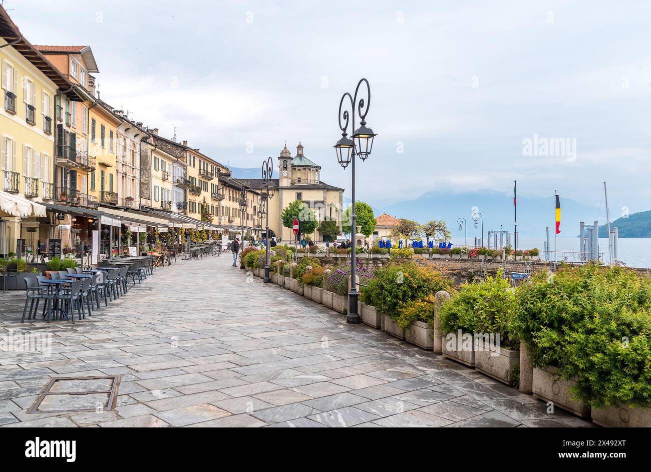 Cannobio, Piemont, Italien - 26. April 2024: Seeufer von Cannobio mit Bars und Restaurants im Freien, dem beliebten Ferienort am Ufer des Lake M. Stockfoto