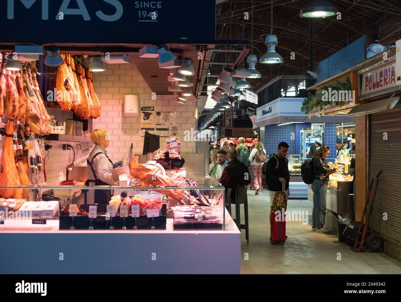 Markstand mit Wurstwaren im Market La Boqueria in Barcelona, Spanien Barcelona Katalonien Spanien *** Marktstand mit Wurstwaren in La Boqueri Stockfoto