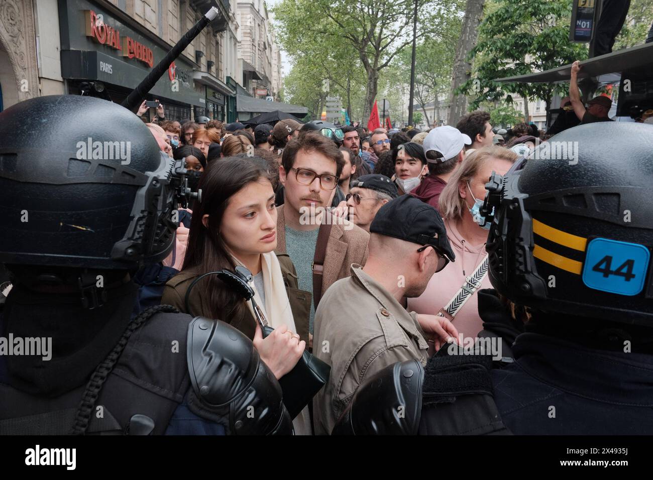 REKORDDATUM NICHT ANGEGEBEN Mai Protest in Paris verschiedene Gewerkschaften treffen sich in Paris zum Internationalen Arbeitstag. Die Demonstration, eine Konvergenz sozialer, ökologischer und feministischer Kämpfe sowie ein Eintreten für Freiheiten, beginnt am Place de la RÃ publique und macht sich auf den Weg zum Place de la Nation. Die Prozession entlang des Boulevard Voltaire symbolisiert die kollektive Stärke der Arbeiter und ihren anhaltenden Kampf für Rechte und Anerkennung. Paris Frankreich Copyright: XJoaoxDanielxPereirax Stockfoto