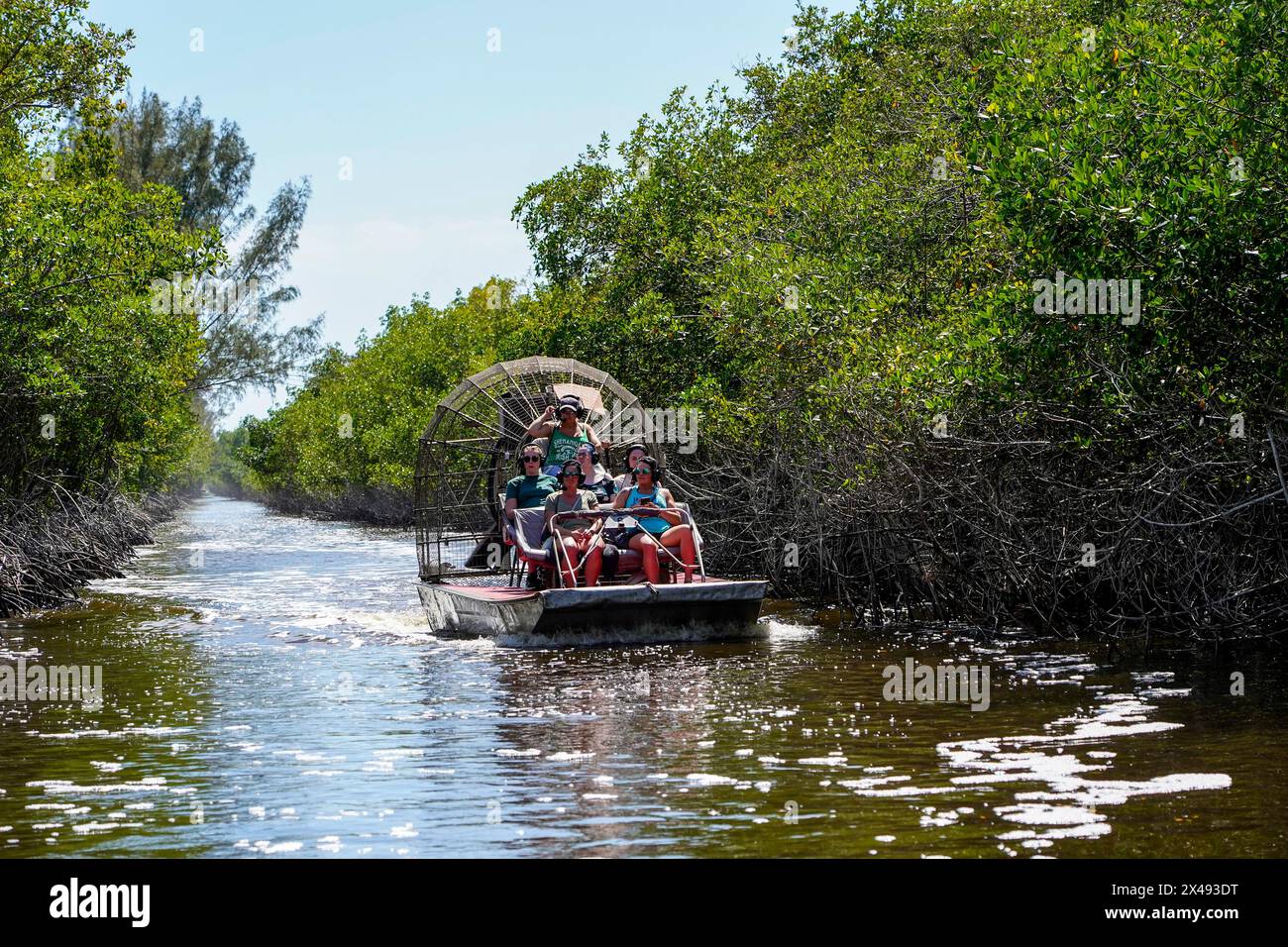 17.04.24, Everglades City, Florida, USA Touristen auf einer Luftschifffahrt in Florida Everglades von einem Luftboot, Everglade City, Florida, Mittwoch, 17. April, 2024. Foto von Jennifer Graylock-Graylock.com 917-519-7666 Stockfoto