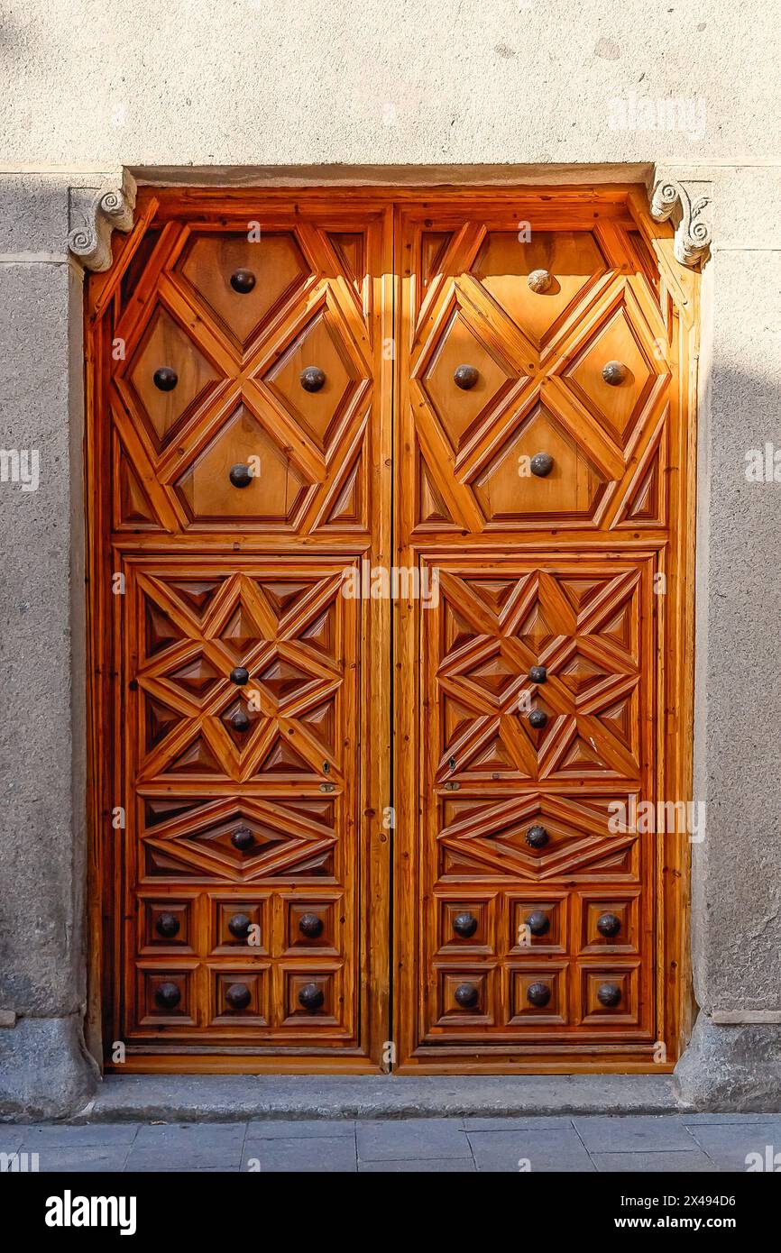 Eingangstür aus antikem Holz. Mittelalterliche Architektur in Palacio de los Verdugo, Avila, Spanien Stockfoto