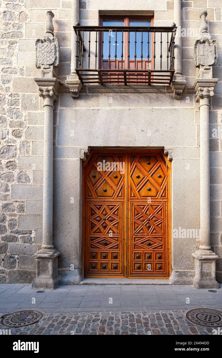 Alte Tür und Fenster. Mittelalterliche Architektur in Palacio de los Verdugo, Avila, Spanien Stockfoto