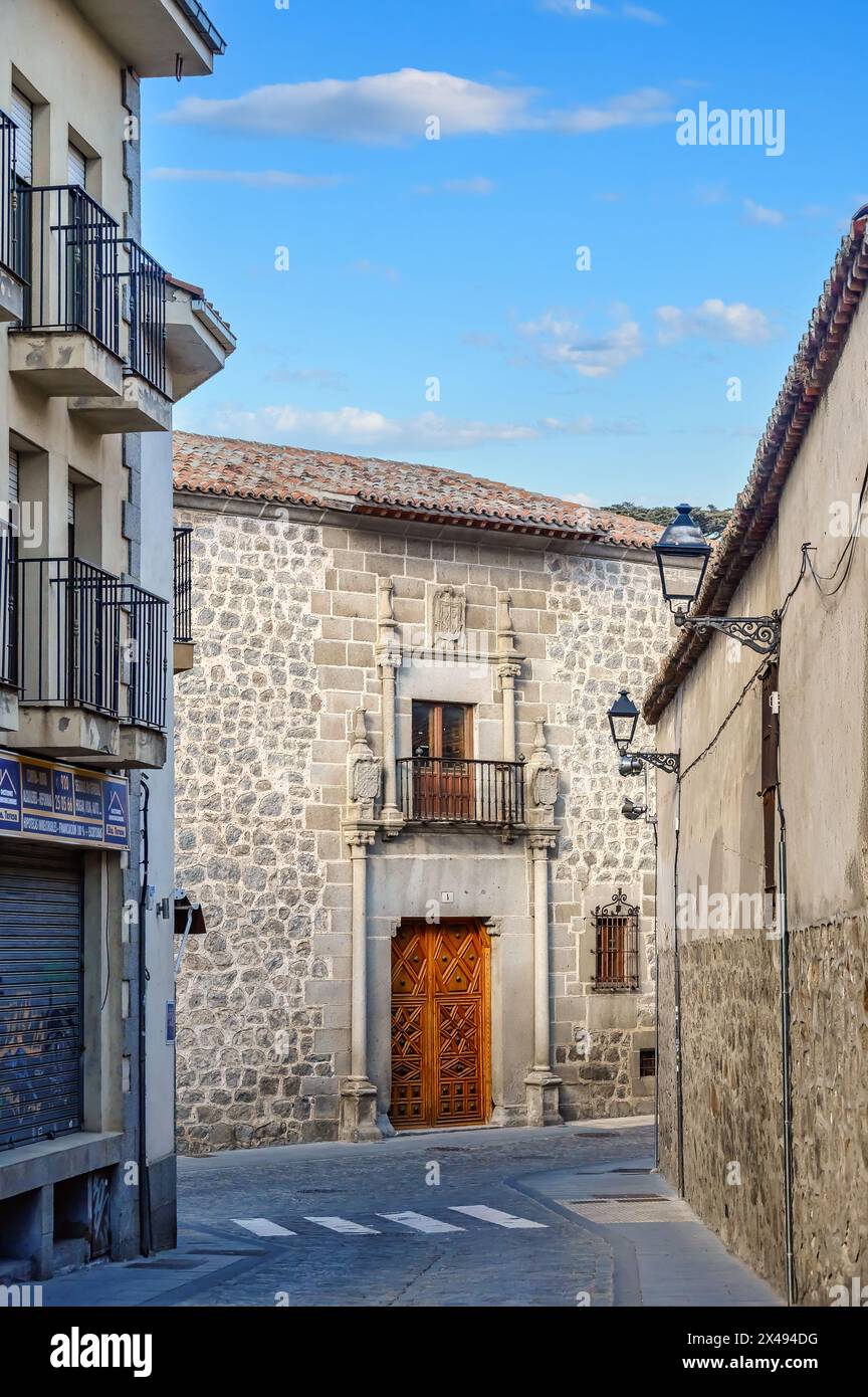 Enge Straße führt zu alten Fassaden. Mittelalterliche Architektur in Palacio de los Verdugo, Avila, Spanien Stockfoto
