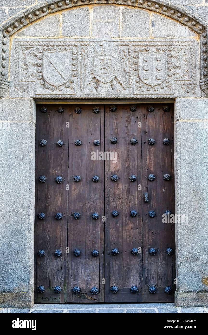 Antike Eingangstür. Mittelalterliche Architektur in Palacio de los Verdugo, Avila, Spanien Stockfoto
