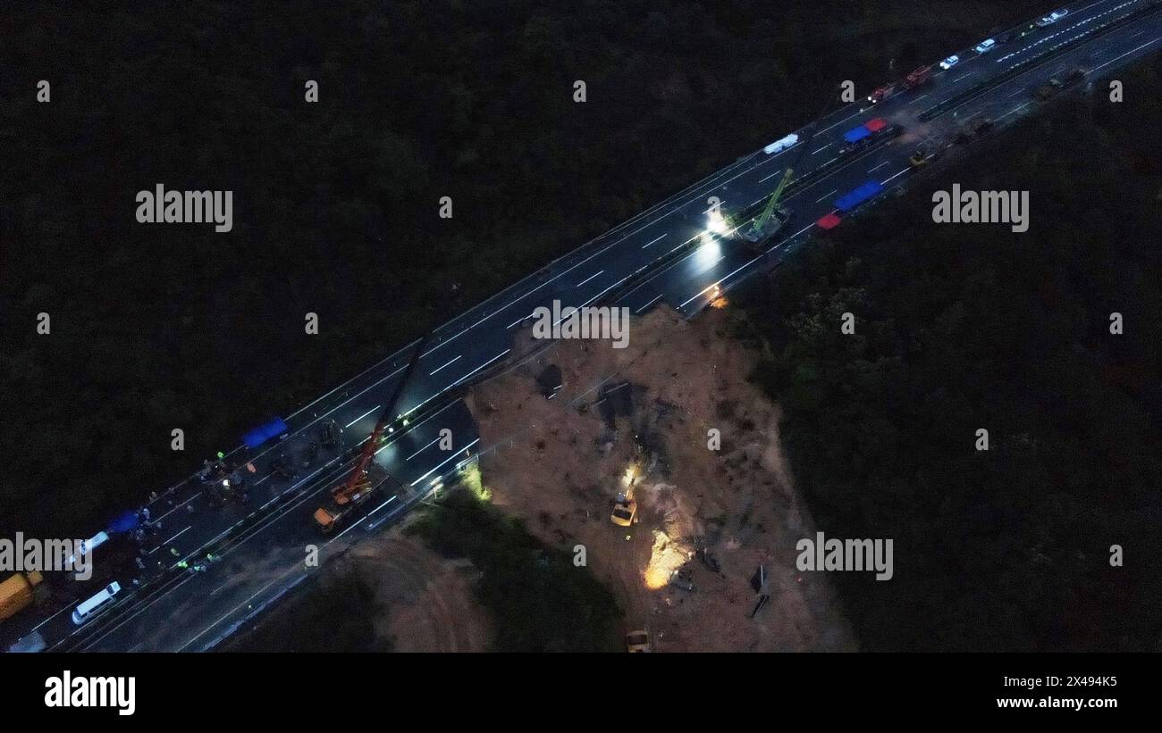 (240501) -- GUANGZHOU, 1. Mai 2024 (Xinhua) -- ein Luftdrohnenfoto vom 1. Mai 2024 zeigt Rettungskräfte, die an der Stelle eines Autobahnunfalls auf dem Meizhou-Dabu Expressway in Meizhou, der südchinesischen Provinz Guangdong, arbeiten. Die Zahl der Todesopfer ist auf 24 gestiegen, nachdem ein Teil einer Schnellstraße in der südchinesischen Provinz Guangdong zusammenbrach und 20 Fahrzeuge zum Sturz gebracht hatte, sagten die lokalen Behörden am frühen Mittwochmorgen. Weitere 30 Menschen werden im Krankenhaus behandelt, ohne dass sie in lebensbedrohlichem Zustand sind, so die Regierung der Stadt Meizhou. Der Incident hap Stockfoto