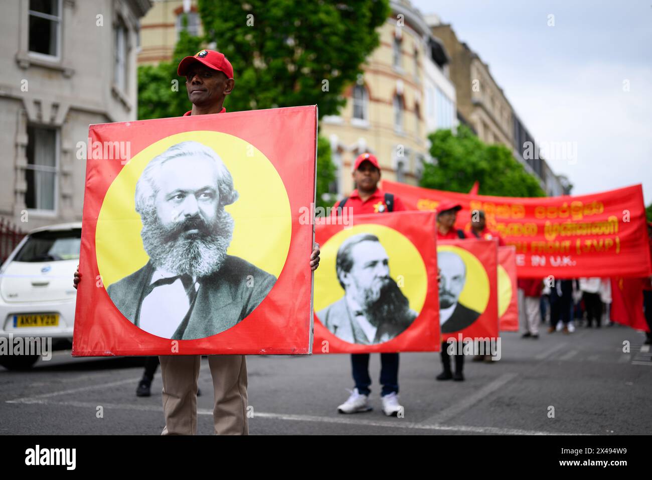 LONDON, UK, 1. Mai 2024: Gewerkschaftsarbeiter marschieren von Clerkenwell Green zum Trafalgar Square. Die Kundgebung ist eine Feier der Solidarität zwischen Arbeitnehmern auf der ganzen Welt und eine Demonstration für Vollbeschäftigung, öffentliche Dienste, Gleichheit, Rassismus und Arbeitsrechte. Das Foto zeigt ein Banner mit dem politischen Philosophen Karl Marx. Stockfoto