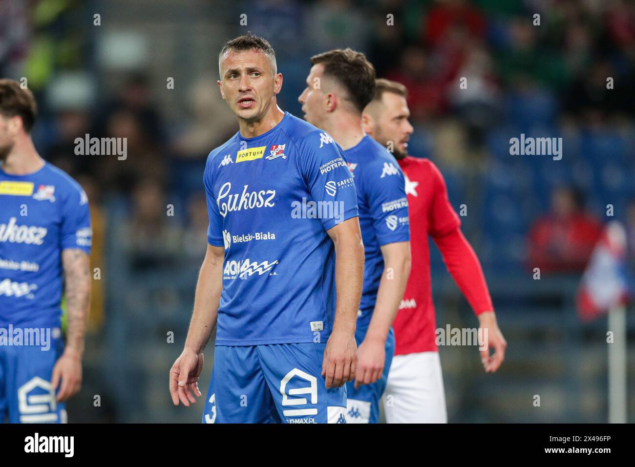 Krakau, Polen. April 2024. Tomasz Jodlowiec aus Podbeskidzie wurde während des Fußballspiels Fortuna 1 polnische Liga 2023/2024 zwischen Wisla Krakau und Podbeskidzie im Stadtstadion Krakau gesehen. Endpunktzahl: Wisla Krakau 3:1 Podbeskidzie. Quelle: SOPA Images Limited/Alamy Live News Stockfoto