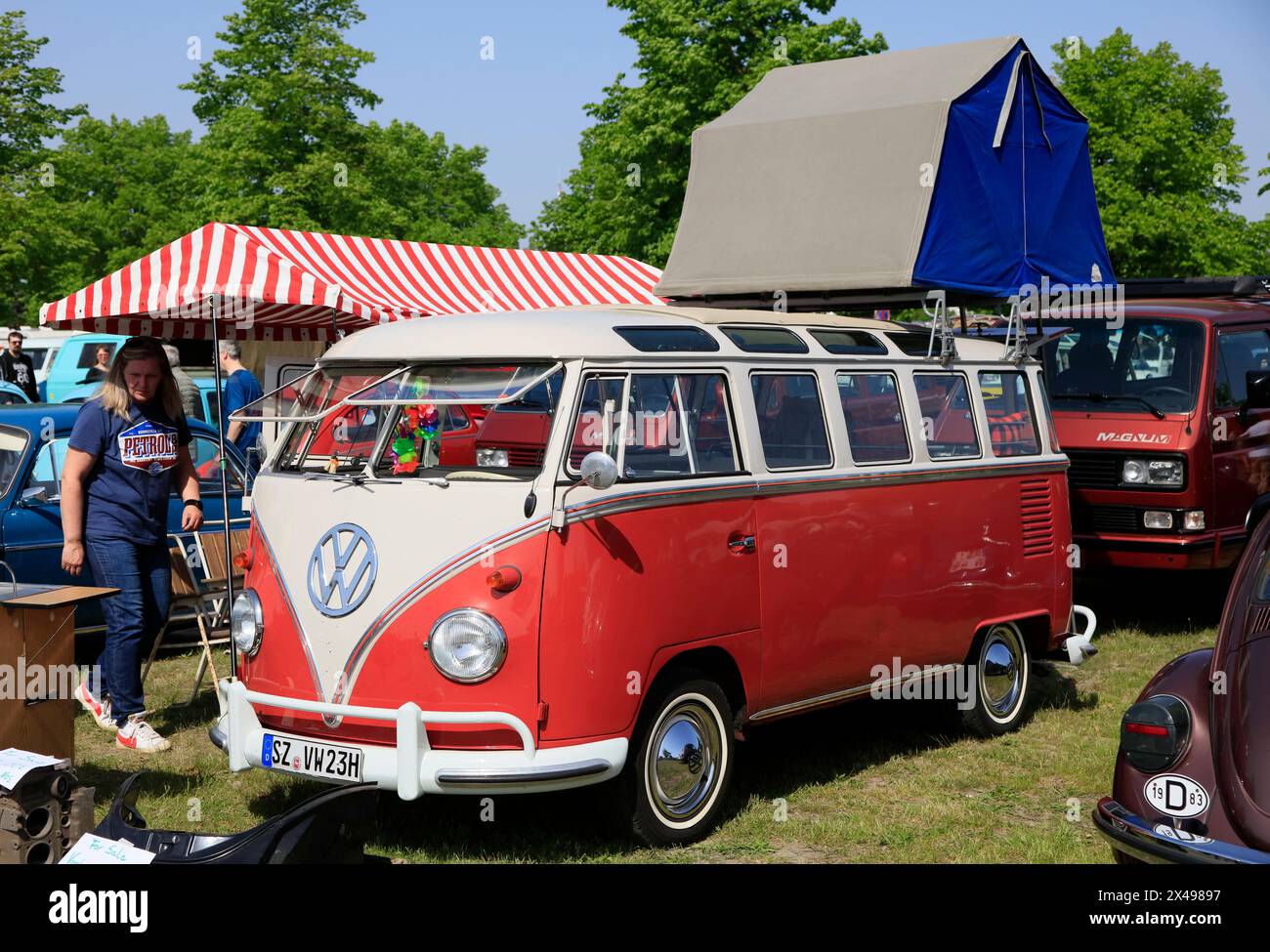 Volkswagen VW Transporter T1 Bulli, Kleinbus Samba, 41 mit Dachzelt. MaiKäferTreffen, Hannover, Niedersachsen, Deutschland *** Volkswagen VW Transporter T1 Bulli, Samba Minibus, 41 mit Dachzelt MaiKäferTreffen, Hannover, Niedersachsen, Deutschland Stockfoto