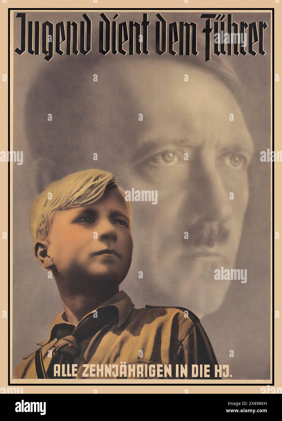 Nazi-Propaganda aus dem 2. Weltkrieg „Jugend dient dem Führer“ „Jugend dient dem Führer“. Hitler-Jugendjunge in Uniform vor einem Hintergrundbild von Adolf Hitler, Führer der NSDAP und ganz Deutschland. Untertitelt alle 10-Jährigen schließen sich der Hitler Jugend an. Propaganda-Rekrutierungsplakat 1940 Nazi-Deutschland Stockfoto