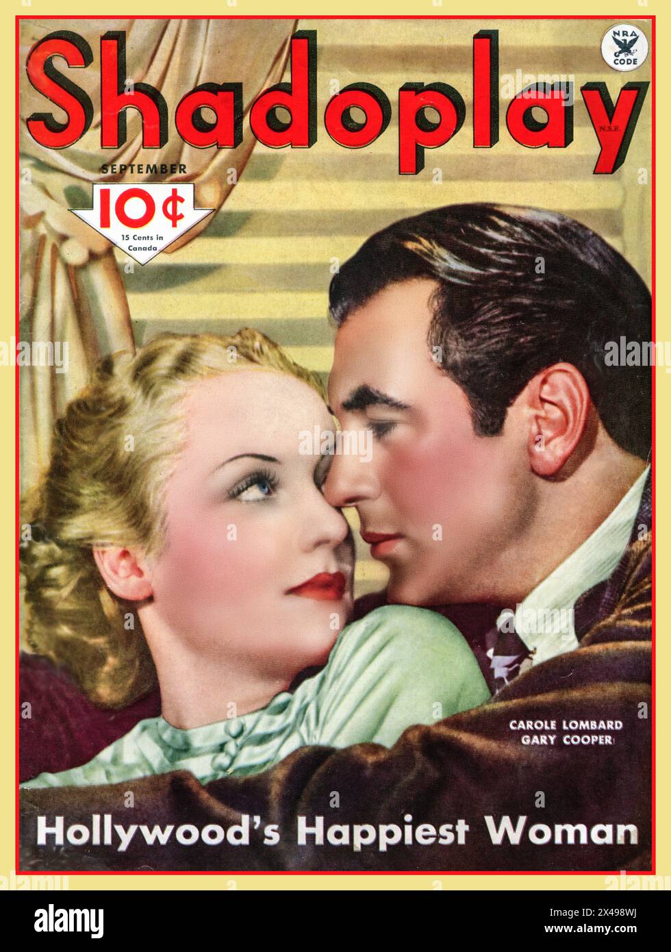 Shadoplay Vintage Hollywood Movie Film Gossip Magazine (September 1934) mit Carole Lombard und Gary Cooper auf der Titelseite, mit der Überschrift „Hollywood's Happiest Woman“ Ein Werbeporträt für „Now and Forever“, ein US-amerikanisches Drama von Henry Hathaway aus dem Jahr 1934. Das Drehbuch von Vincent Lawrence und Sylvia Thalberg basiert auf der Geschichte Honor Bright von Jack Kirkland und Melville Baker. Der Film spielt Gary Cooper, Carole Lombard und Shirley Temple in einer Geschichte über einen kleinen Betrüger, der um seines Kindes willen geradeaus geht. Hollywood USA Stockfoto