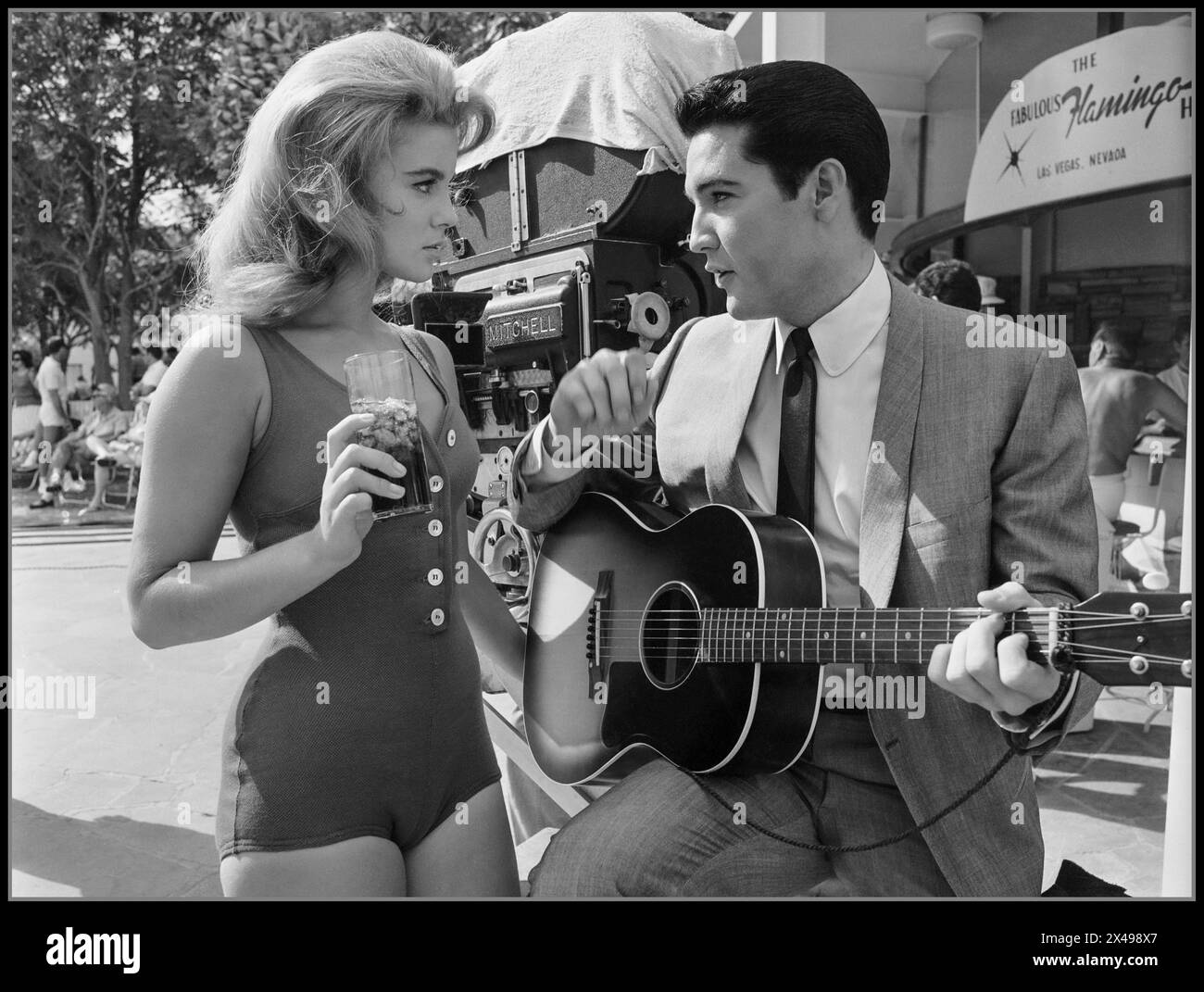 Elvis Presley und Ann Margaret am Drehort Viva Las Vegas Filmset 1964 entspannte Pause von den Dreharbeiten im Flamingo Hotel Las Vegas Nevada America USA. Stockfoto