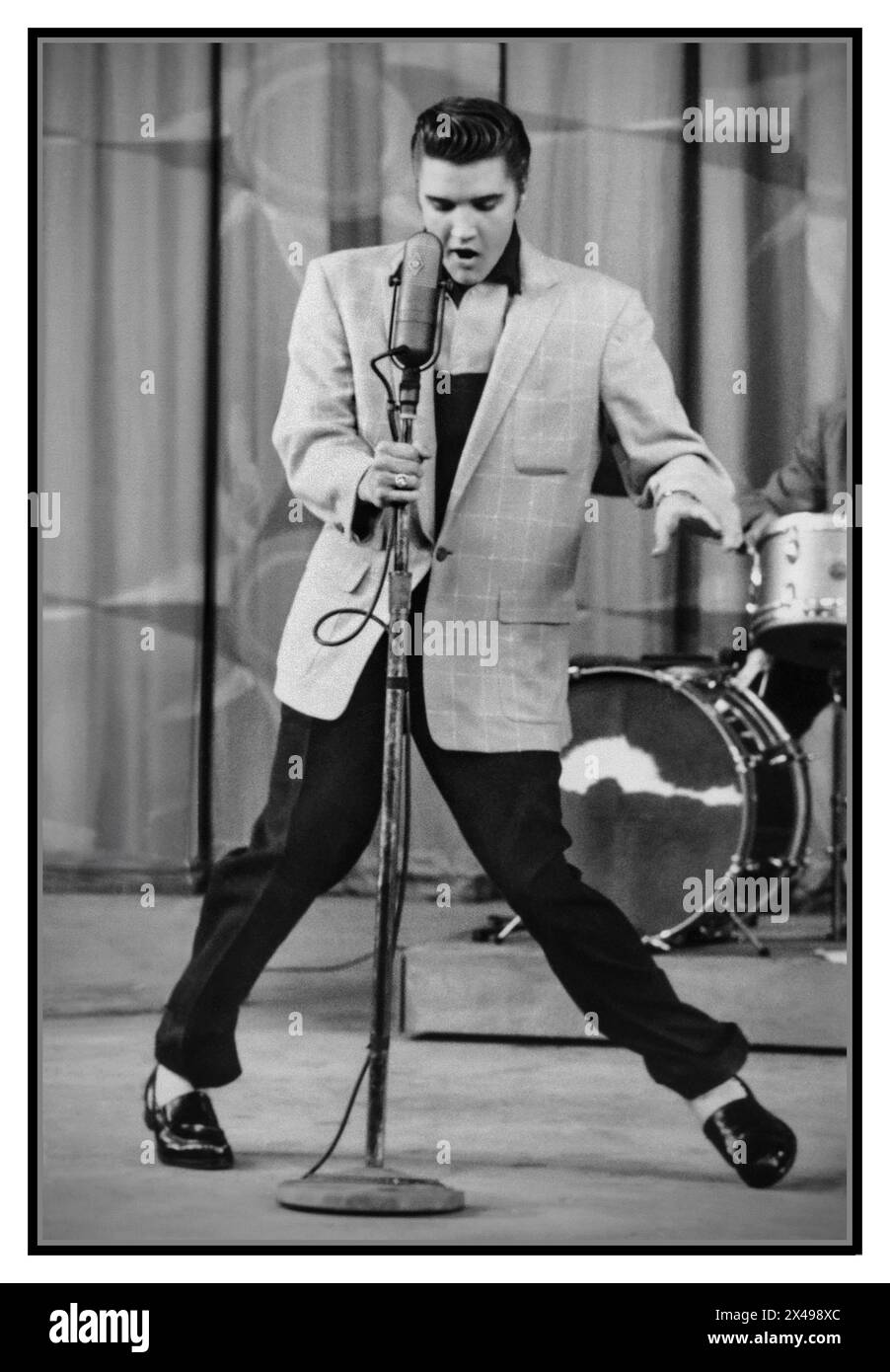 Elvis Presley ikonischer amerikanischer Sänger mit „Hound Dog“ auf der Milton Berle Show 1956 California USA Elvis' Aufführung von „Hound Dog“ auf der Ausgabe von „The Milton Berle Show“ vom 5. Juni 1956 sticht als einer der greatistischen Momente seiner gesamten Karriere hervor, Elvis Presley in seiner Blüte. Elvis Presley Elvis spielt Hound Dog in der Milton Berle Show am 5. Juni 1956 Stockfoto