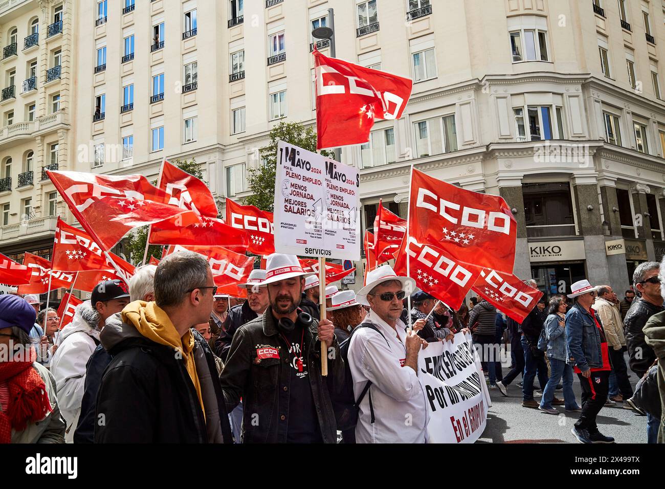 Madrid, Madrid, Spanien. Mai 2024. Demonstration anlässlich des Arbeitstages in Madrid unter Beteiligung mehrerer Minister, der Gewerkschaften CCOO (Comisiones Obreras) und der Gewerkschaften UGT (UniÃ³n General de Trabajadores) sowie Tausender von Menschen. Das Manifest dieses 1. Mai lautete: „Für Vollbeschäftigung: Arbeitszeit reduzieren, Gehälter verbessern“ (Credit Image: © Victoria Herranz/ZUMA Press Wire) NUR REDAKTIONELLE VERWENDUNG! Nicht für kommerzielle ZWECKE! Stockfoto