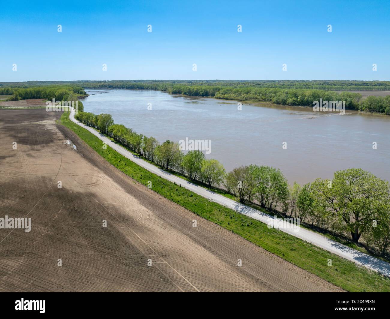 Staubige Landstraße entlang des Missouri River in der Nähe von Wilton, MO, aus der Vogelperspektive im Frühling Stockfoto
