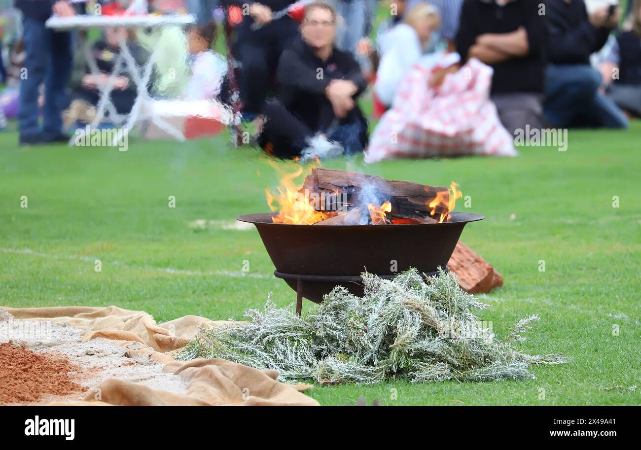 Rituelles Feuer mit grünem Eukalyptuszweig, Rauch und Feuer, der Ritualzug bei einer indigenen Gemeinde in Australien Stockfoto